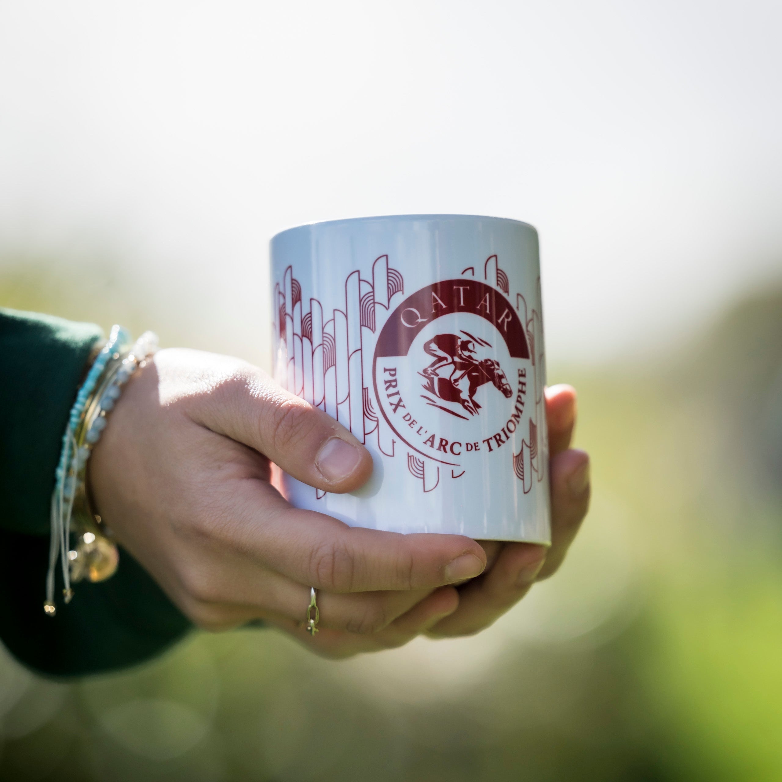カタール凱旋門賞マグカップ ホワイト ロゴモチーフ