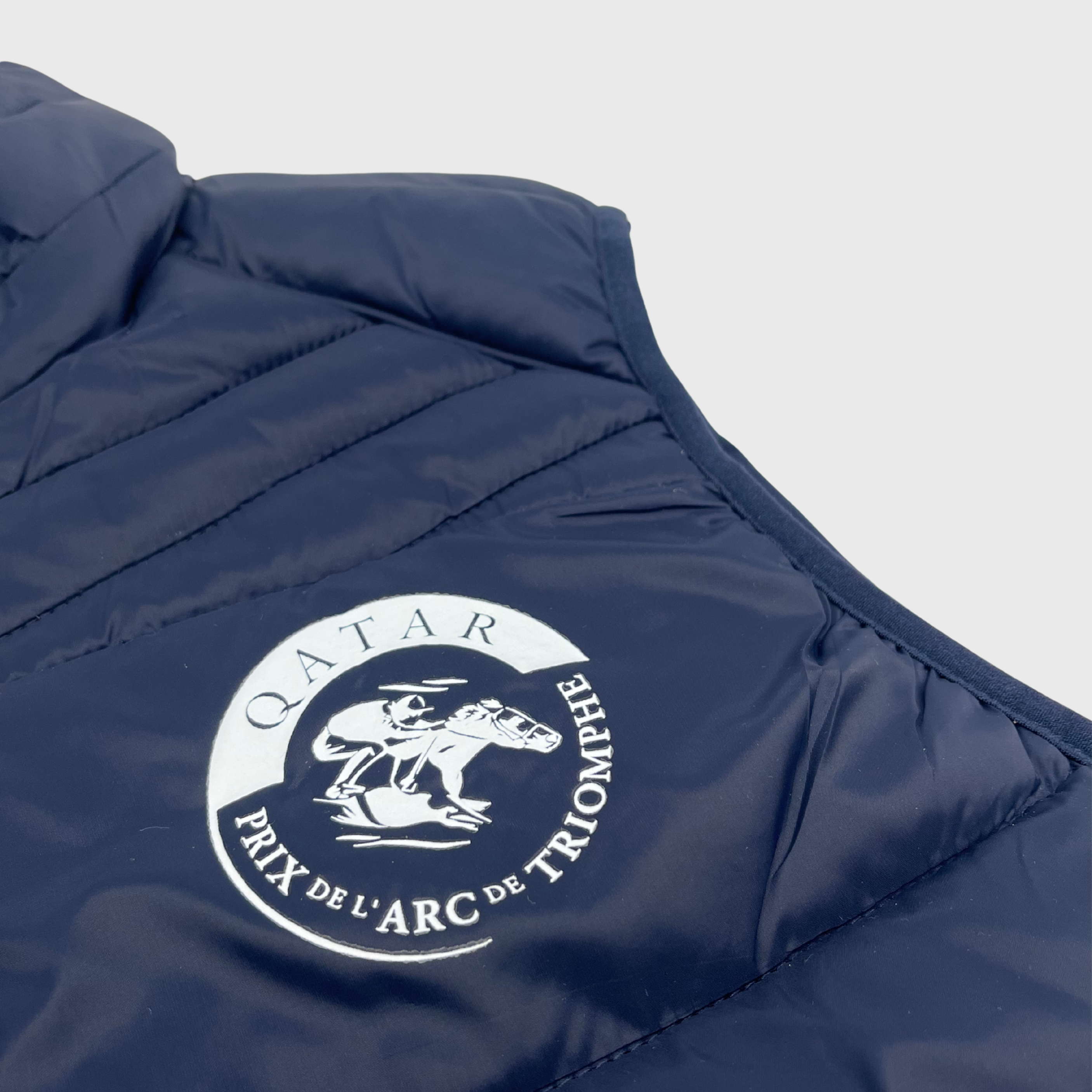 カタール凱旋門賞ロゴ ノースリーブ パファー ジャケット ネイビー ブルー