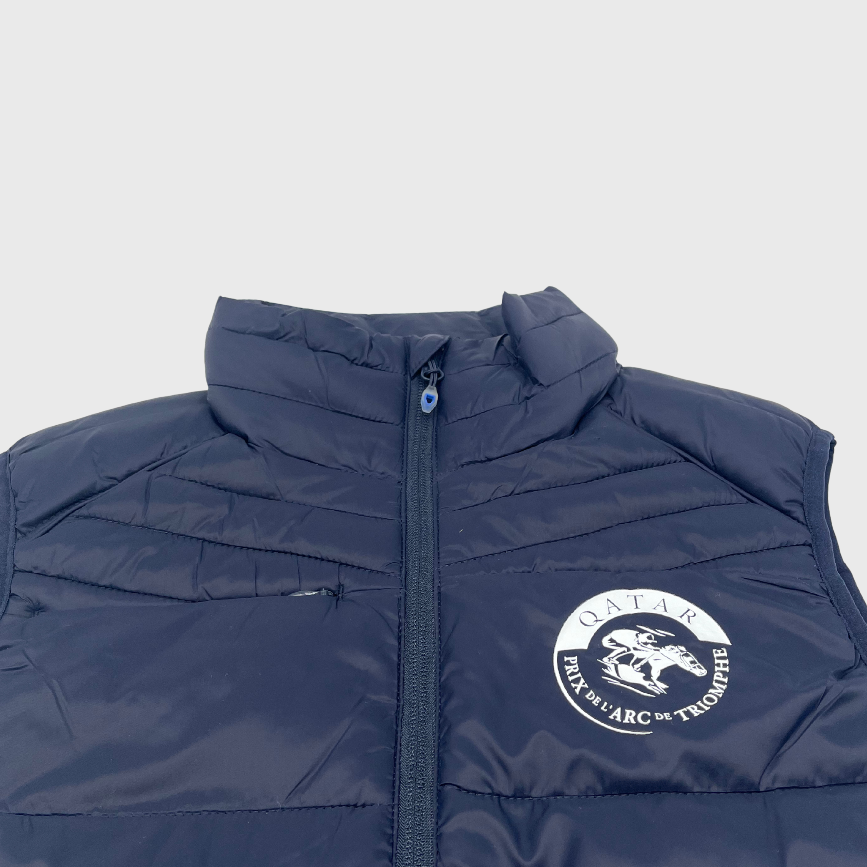 カタール凱旋門賞ロゴ ノースリーブ パファー ジャケット ネイビー ブルー