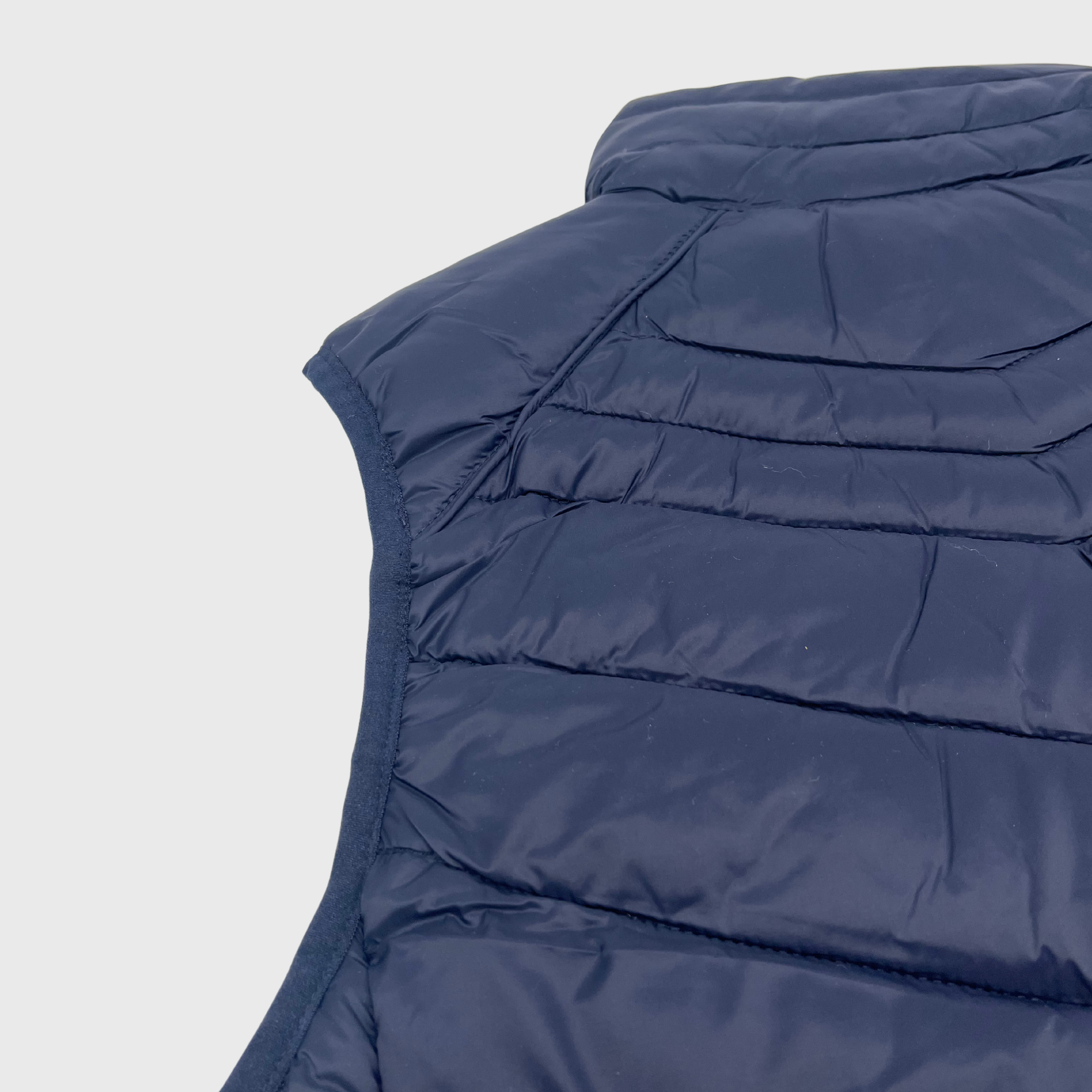 カタール凱旋門賞ロゴ ノースリーブ パファー ジャケット ネイビー ブルー