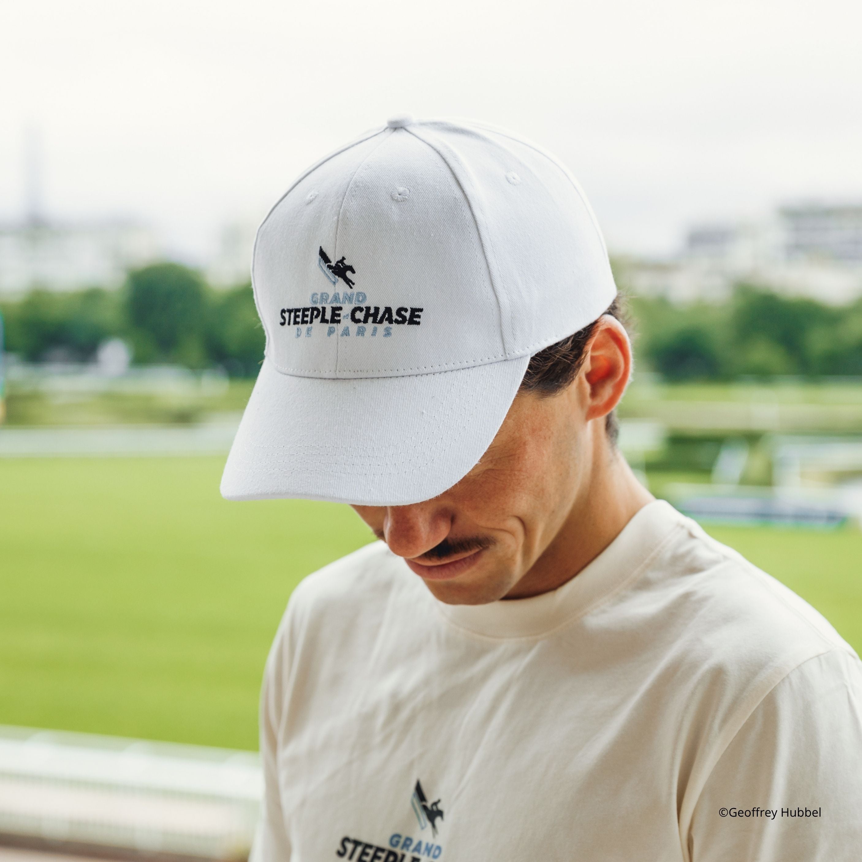 ホワイトグランドスティープルチェイスキャップ