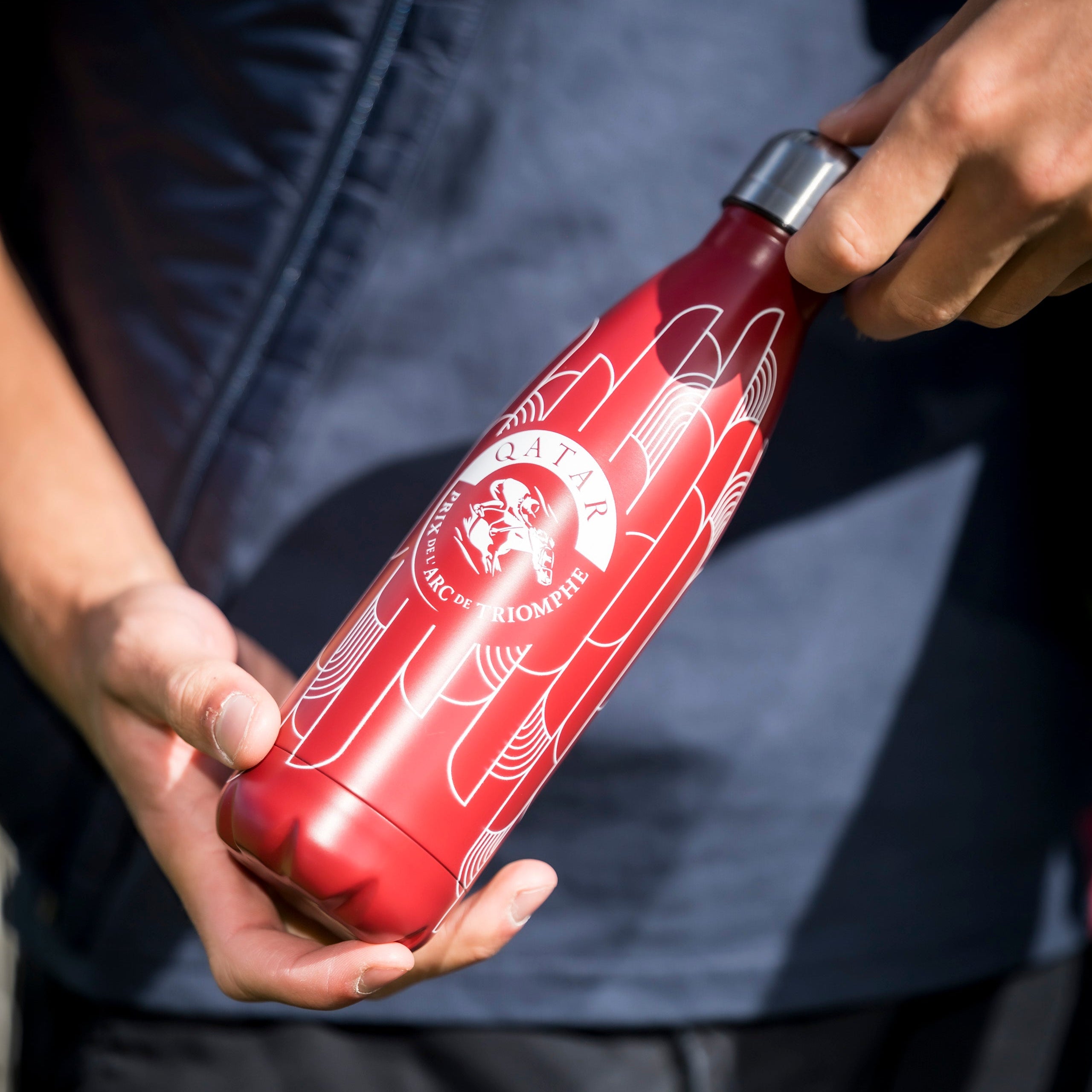凱旋門賞とボルドーのロゴをモチーフにしたカタールの断熱ボトル